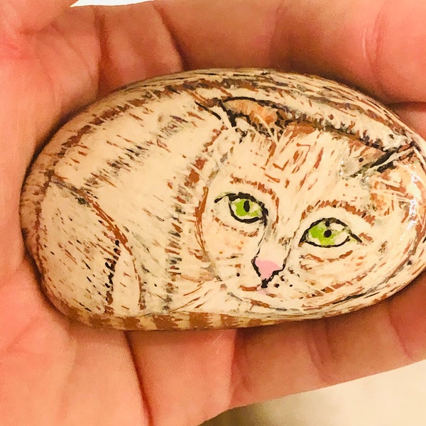 Galet  Chat  mignon  Blanc  tigré,  marron peint à la main. Art de chat miniature