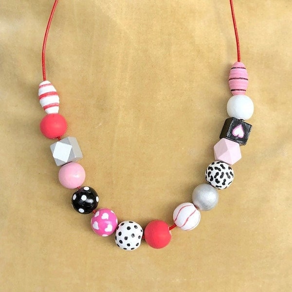 Collier de perles de bois " roses, grises, blanches, noires, argentées..", différentes formes