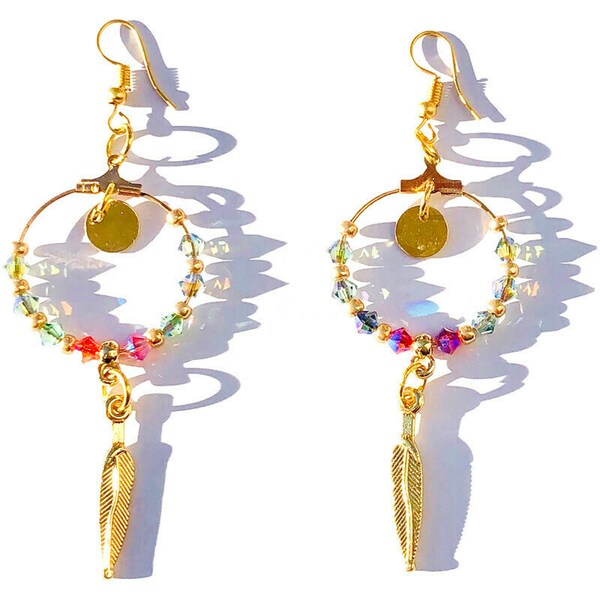 Créoles, boucles d'oreilles, BO,cristaux de Swarovski authentiques,  30 mm plaquées or,  perles et plumes en plaqué or