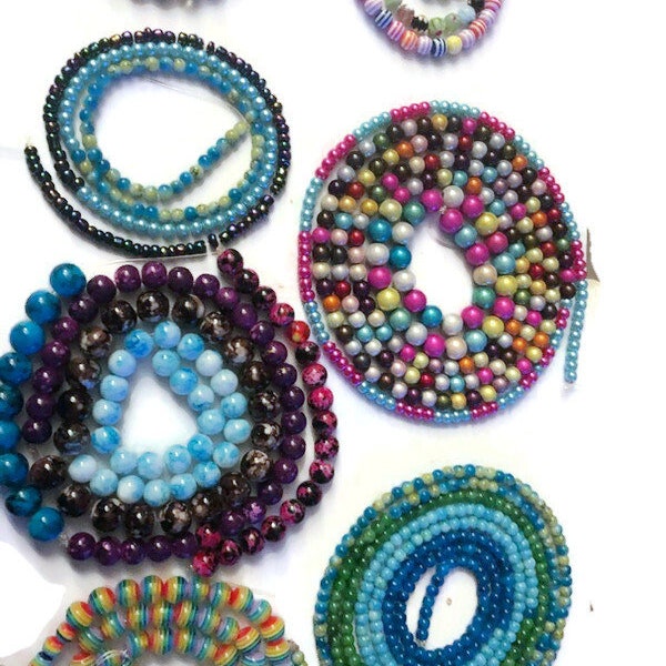 Lot de perles contemporaines, différents modèles, pour un poids de plus de 350 grammes. Perles,  Loisirs créatifs