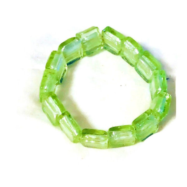 Bracelet en perles anciennes de verre soufflé de Murano, de couleur verte,  avec inclusion de morceaux de feuilles d'argent