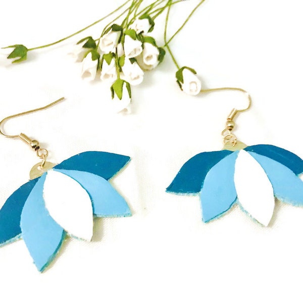 Boucles d'oreilles Florales en cuir recyclé, bleu  et blanc  - Bijoux pour femme, cadeaux mariage, fête des mères