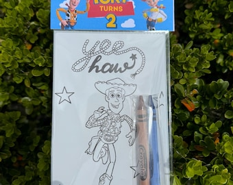 以下が含まれることがあります： トイストーリーのウッディの漫画の画像が描かれた塗り絵。ページには「yee haw」という文字と星が2つあります。ページには赤いクレヨンと青いクレヨンの2本が付属しています。