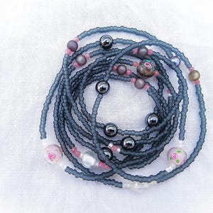 Boho Lampwork - Rubin Glasblumenperlen bömisch matt grau gefrostet Rubin Hämatit Halskette Miyuki lang zart Polaris Hippie Lagenlook