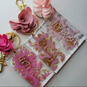 Personalized Name Resin Keychain with Real Pressed Flowers – Custom Wire Name Keyring – Handmade Gift for Her