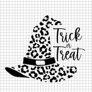 Può includere: Cappello da strega bianco e nero con un motivo a stampa leopardata. Il cappello ha una fascia nera attorno al bordo. Il testo "Trick or Treat" è scritto in un carattere corsivo a destra del cappello.