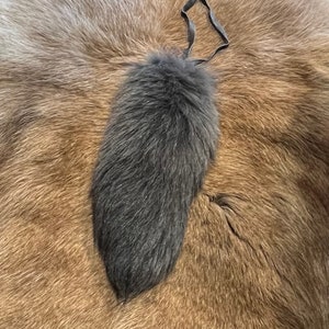 PERFEKTER FELLSCHWANZ | Fuchsfell Accessoire | Ästhetische Fuchsschwänze | Fuchsfellschwanz | Einzigartige handgefertigte, mit Sorgfalt gefertigte, auffällige Fuchspelzschwänze