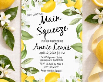 Könnte beinhalten: Eine rechteckige Einladungskarte mit einem Rand aus gelben Zitronen, grünen Blättern und weißen Blüten. Der Text lautet: SHE FOUND HER Main Squeeze JOIN US IN HONORING Annie Lewis April 12, 20XX | 3 PM 345 Ridgecrest Lane Sacramento, CA 95682.