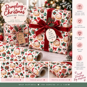 Könnte beinhalten: Weißes Geschenkpapier mit einem wiederkehrenden Muster aus Cartoon-Teigtaschen in Bambusdämpfern mit Weihnachtsmützen, durchsetzt mit roten und grünen Weihnachtskugeln, Geschenkkartons, Zuckerstangen, Stechpalmen und Tassen mit heißem Kakao.