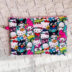 Bolsa con cremallera de gatito, gatito y amigos, bolsa de maquillaje, bolso de mano, regreso a clases, ideas de regalo, bolsa de artículos personales, llavero de muñeca.