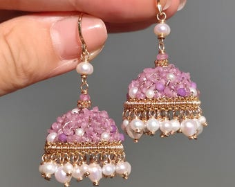 Brincos Jhumka pendentes com safira rosa e pérola de água doce, cravejados à mão com arame / Brincos marcantes em ouro 14k / Presente exclusivo