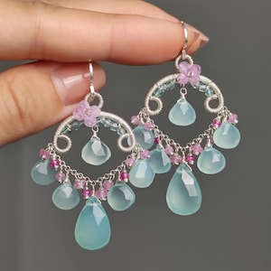 フレッシュブルーカルセドニー、ピンクサファイア、ルビーのシャンデリアイヤリング // スターリングシルバーと天然石を使用したハンドメイドイヤリング // 女性のためのステートメントイヤリング