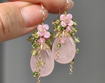 Orecchini pendenti fatti a mano con quarzo rosa Sakura e peridoto // Oro 14 carati placcato, orecchini a grappolo unici con pietre preziose // Orecchini primaverili per lei