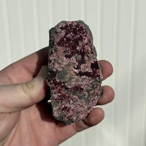 ¡Un encantador acné geológico! - Roselita de 3,1 pulgadas sobre cobaltita, mina de Agoudal, Bou Azzer, Marruecos