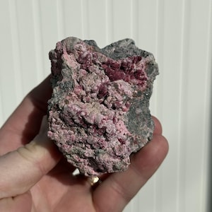¡Un encantador acné geológico! - Roselita de 8,6 cm sobre cobaltita, mina de Agoudal, Bou Azzer, Marruecos