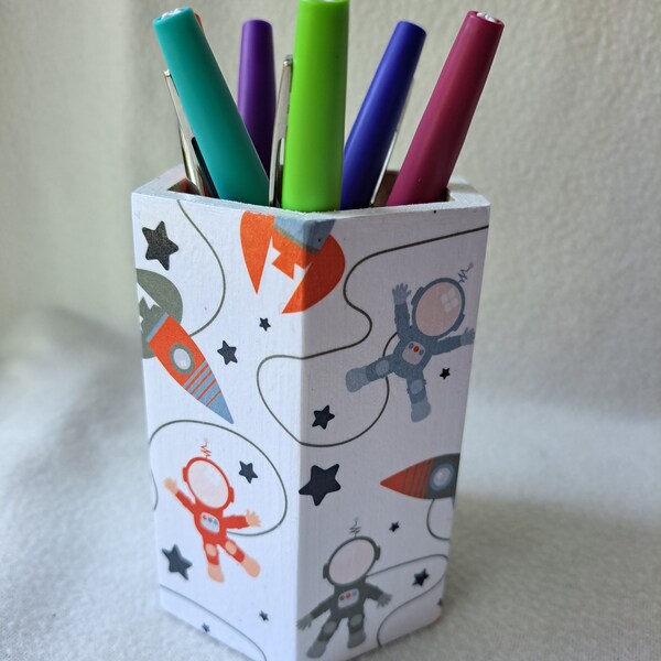 Pot en bois "ASTRONAUTE" pour crayons de couleur/feutres/pinceaux pour enfant - décoré à la main en France