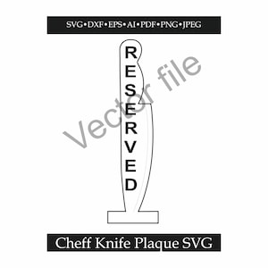 Op de afbeelding: Zwart-wit vectorillustratie van een koksmesplaatje. Het woord "RESERVED" staat verticaal op het mesblad. De tekst "Cheff Knife Plaque SVG" staat onderaan. Boven het mes staat een zwarte rechthoek met bestandsextensies.
