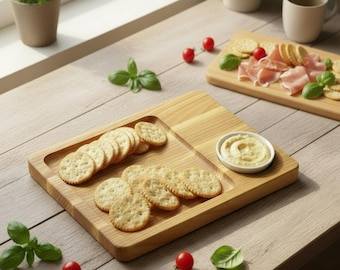 Tabla de madera para servir aperitivos y snacks. Bandeja de madera de fresno con compartimento para salsas. Plato para embutidos, galletas, frutos secos, queso y tapas.