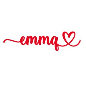 Op de afbeelding: Rode cursieve tekst die "emmq" leest met een hartsymbool aan het einde. De tekst en het hart zijn helderrood tegen een witte achtergrond.