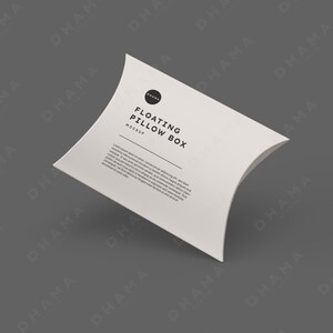 Puede incluir: Maqueta de caja de almohada blanca con el texto "FLOATING PILLOW BOX" y "MOCKUP" impreso en la parte delantera. La caja flota en el aire sobre un fondo gris.