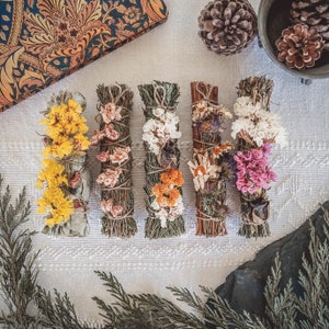 Bundle of 5 Mini Smudge Sticks with Flowers (Rosemary, Cedar, Pine, Eucalyptus, Juniper) - Witchcraft Supplies, Magick, Pagan Altar, Gift