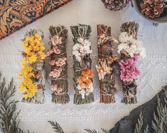 Bundle of 5 Mini Smudge Sticks with Flowers (Rosemary, Cedar, Pine, Eucalyptus, Juniper) - Witchcraft Supplies, Magick, Pagan Altar, Gift