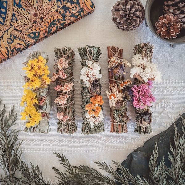 Bundle of 5 Mini Smudge Sticks with Flowers (Rosemary, Cedar, Pine, Eucalyptus, Juniper) - Witchcraft Supplies, Magick, Pagan Altar, Gift