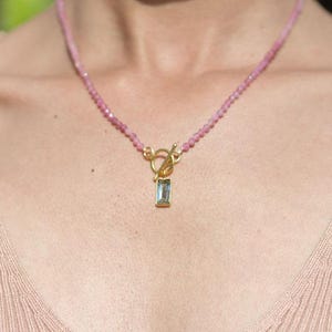 ピンクトルマリンネックレス、ビーズネックレス、スターリングシルバーのトグル、繊細な3mmのマイクロファセット宝石ビーズ、ギフト用のグリーンアメジストペンダント