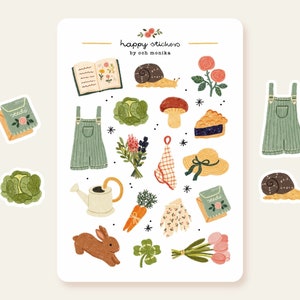 Pu&ograve; includere: Un foglio di adesivi con illustrazioni a tema giardinaggio e natura. Gli adesivi includono un libro, una salopette, una lumaca, un fungo, una torta, un mazzo di fiori, un annaffiatoio, una carota, un coniglio, un trifoglio e tulipani. Gli adesivi sono su uno sfondo bianco con il testo "happy stickers by ooh monika" in alto.