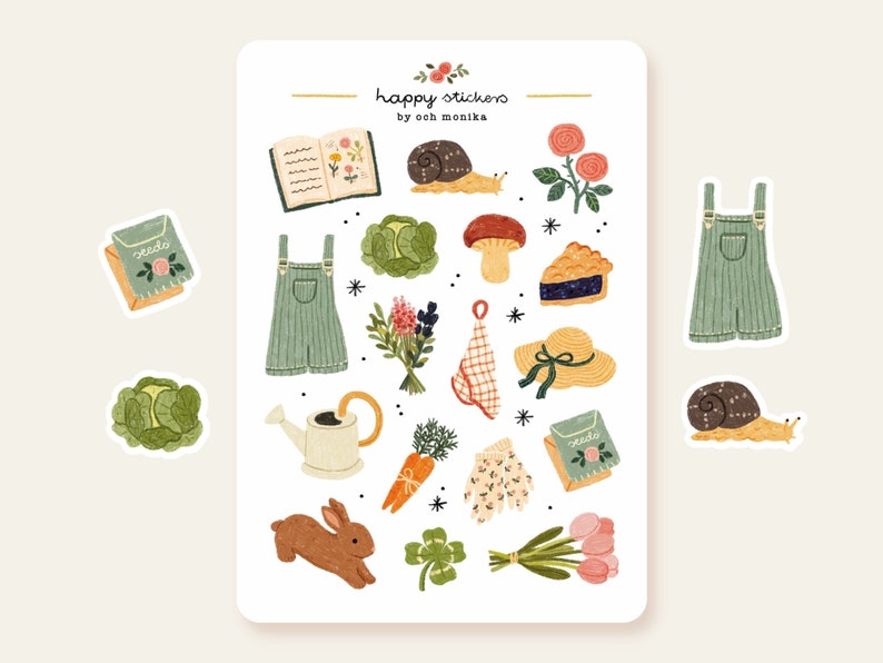 Pu&ograve; includere: Un foglio di adesivi con illustrazioni a tema giardinaggio e natura. Gli adesivi includono un libro, una salopette, una lumaca, un fungo, una torta, un mazzo di fiori, un annaffiatoio, una carota, un coniglio, un trifoglio e tulipani. Gli adesivi sono su uno sfondo bianco con il testo "happy stickers by ooh monika" in alto.