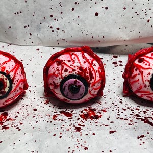 It’s a Killer Birthday Bloody Eyeball Cake Toppers: 3D Horror Party Fondant Decoration for Teen, Tween and Young Adults Bild 7
