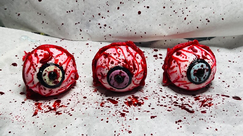 It’s a Killer Birthday Bloody Eyeball Cake Toppers: 3D Horror Party Fondant Decoration for Teen, Tween and Young Adults Bild 7
