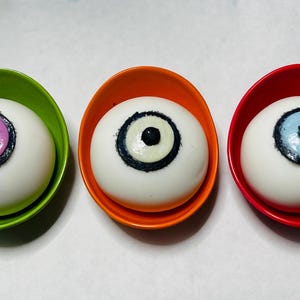 It’s a Killer Birthday Bloody Eyeball Cake Toppers: 3D Horror Party Fondant Decoration for Teen, Tween and Young Adults Bild 4