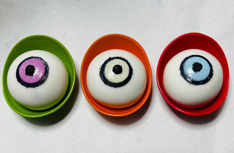 It’s a Killer Birthday Bloody Eyeball Cake Toppers: 3D Horror Party Fondant Decoration for Teen, Tween and Young Adults Bild 4