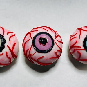 It’s a Killer Birthday Bloody Eyeball Cake Toppers: 3D Horror Party Fondant Decoration for Teen, Tween and Young Adults Bild 6