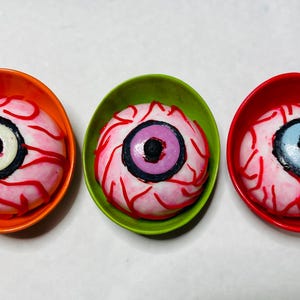 It’s a Killer Birthday Bloody Eyeball Cake Toppers: 3D Horror Party Fondant Decoration for Teen, Tween and Young Adults Bild 5