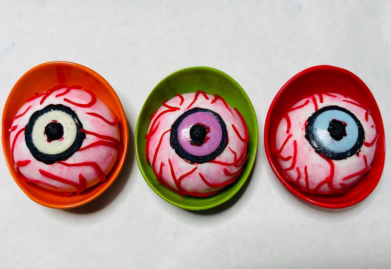 It’s a Killer Birthday Bloody Eyeball Cake Toppers: 3D Horror Party Fondant Decoration for Teen, Tween and Young Adults Bild 5