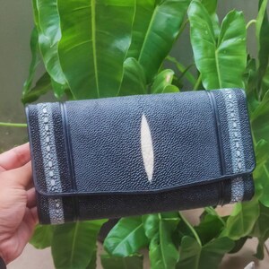 Cartera para mujer Stingray estilo triple con doble fila en color negro / Cartera de regalo / Cartera exótica