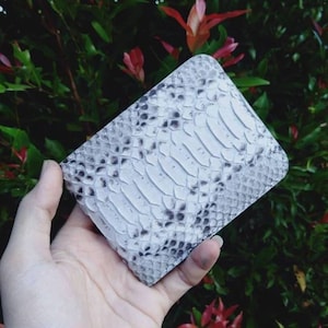 Cartera de piel de serpiente pitón personalizada hecha a mano, modelo de forma curva de color blanco natural / Cartera para hombre / Cartera de regalo