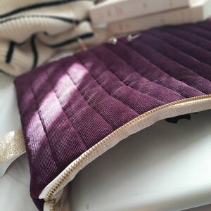 Funda para computadora hecha a medida para PC, MacBook, iPad, tableta, lector electrónico - Terciopelo forrado de vellón - Morado - Forro dorado duradero.  De 10 a 17 pulgadas -