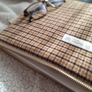 Housse d'ordinateur sur mesure PC MacBook - Pochette - Tissu laine pied de poule camel - Doublure molletonnée.  Dimensions 10 à 17 pouces -