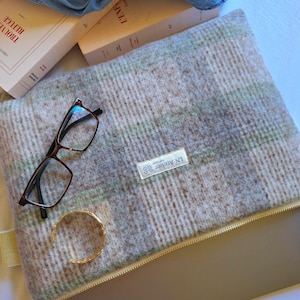 Custom-made laptop sleeve for MacBook - Sleeve - Gray-green/mauve plaid wool fabric - Fleece lining. 10 to 17 inches