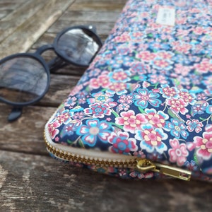Funda para ordenador con cremallera para PC, MacBook, iPad, Surface, tableta - Diseño floral Liberty - Forro dorado. Hecho a medida - Efecto acolchado