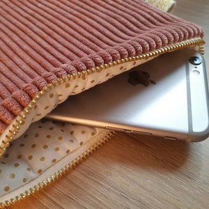 Telefoonhoesje van corduroy - Ritssluiting - Voering van gewatteerde gouden stippenstof - Maximale afmetingen 14x14cm