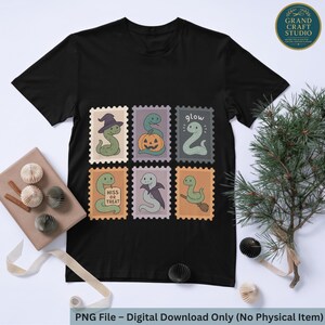 Könnte beinhalten: Schwarzes T-Shirt mit sechs Briefmarken-Designs mit Cartoon-Schlangen in Halloween-Kostümen. Die Briefmarken zeigen einen Hexenhut, einen Kürbis, das Wort "glow" und den Satz "Hiss or Treat". Digitaler Download.