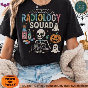 Puede incluir: Camiseta negra con un diseño colorido de "RADIOLOGY SQUAD" que presenta un esqueleto, una calabaza, fantasmas e ilustraciones médicas. La camiseta tiene un tema de Halloween e incluye el texto "TRICK OR TREAT".