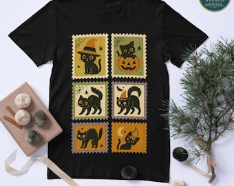 Könnte beinhalten: Schwarzes T-Shirt mit einem Halloween-Motiv. Das Design zeigt sechs Briefmarkenquadrate mit Illustrationen von schwarzen Katzen mit Hexenhüten, Spinnen und Kürbissen. Der Text "PNG File - Digital Download Only (No Physical Item)" befindet sich unten.