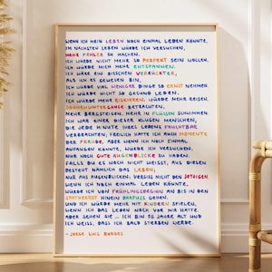 Könnte beinhalten: Ein gerahmter Druck mit handgeschriebenem Text in mehreren Farben. Der Text ist ein Gedicht von Jorge Luis Borges, mit einem goldenen Rahmen. Der Druck wird in einem Raum mit neutraler Farbpalette angezeigt.