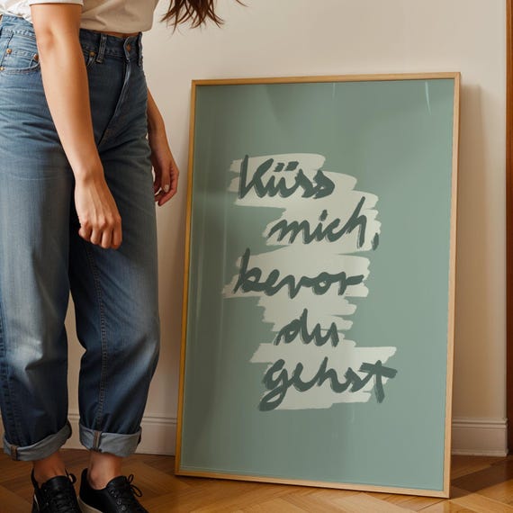 Poster küss mich | digital /gedruckt mit Rahmen | Lettering Spruch Typografie | Wohnzimmer Flur Eingang | Abschied Zuhause Liebe salbei grün