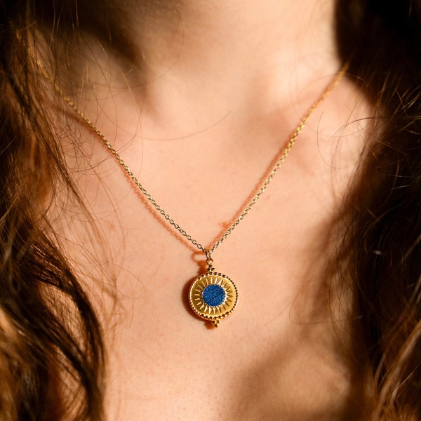 Kette mit Sonne 18 Karat vergoldet blau - wasserfester Edelstahl - Anhänger mit Blatt Abdruck - echtes Blattskelett - Boho Schmuck - Unikat